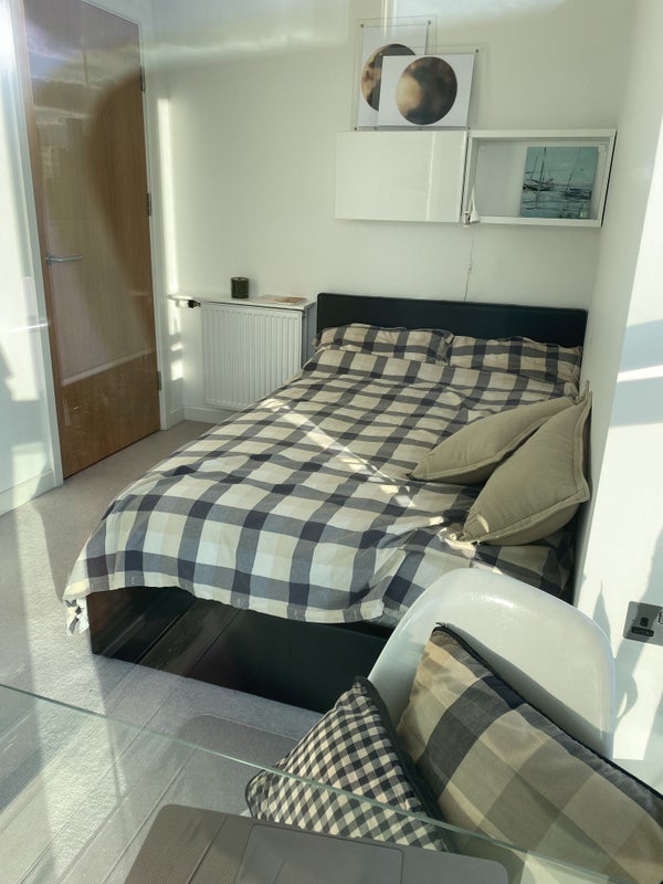 Room Chandlers Avenue in Greater London