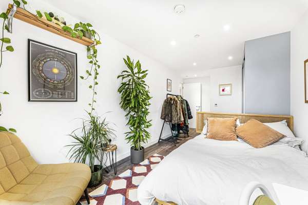 Flat Wallis Road in Greater London