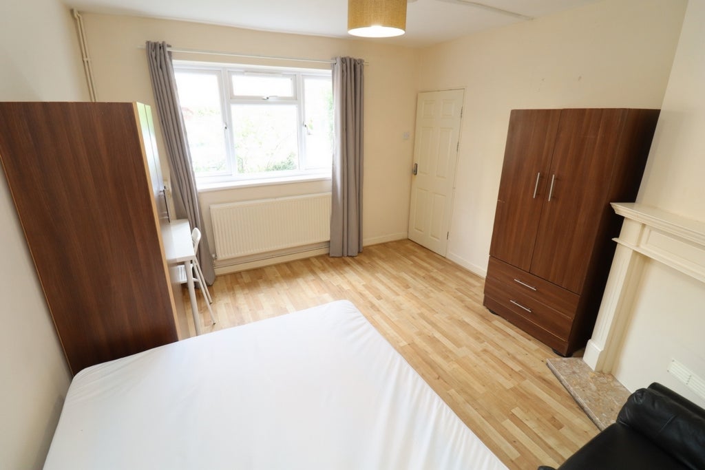 Room Globe Road in Greater London