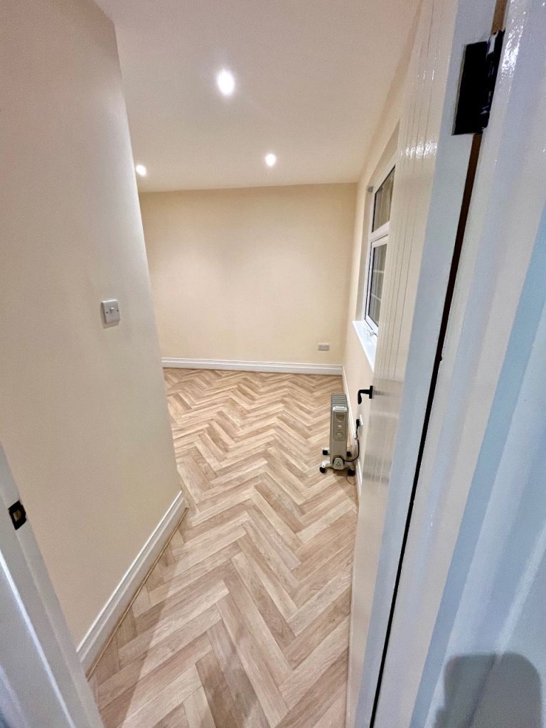 Room Park Crescent Road in Greater London