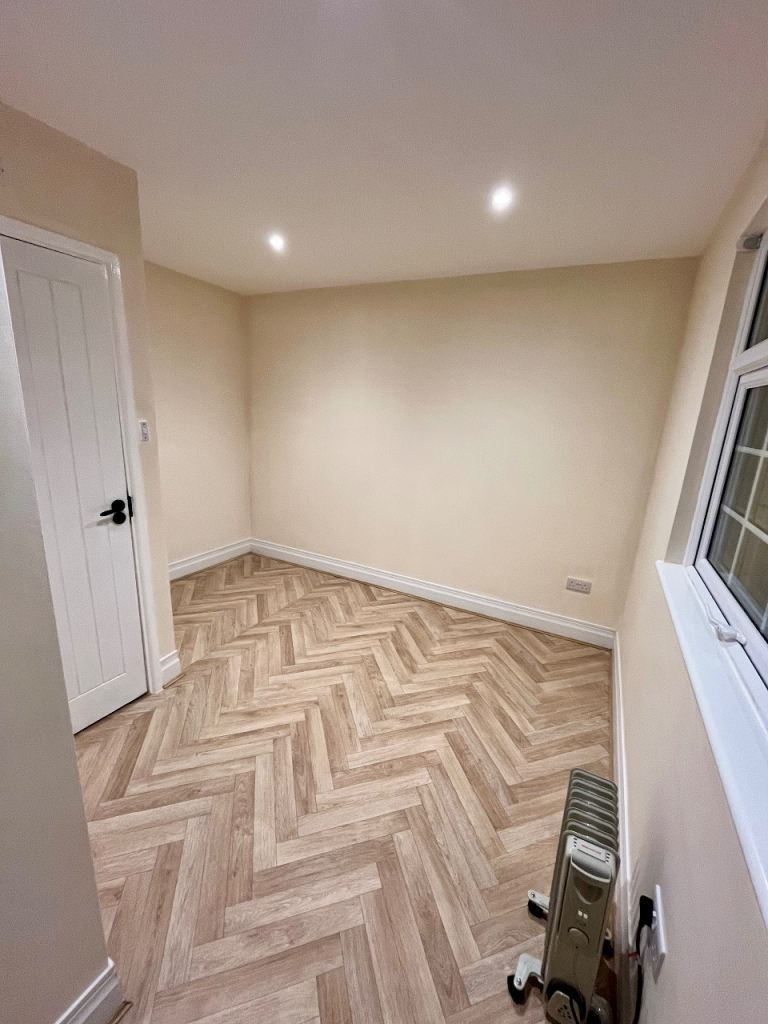 Room Park Crescent Road in Greater London