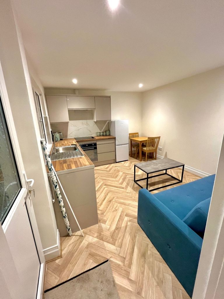 Room Park Crescent Road in Greater London