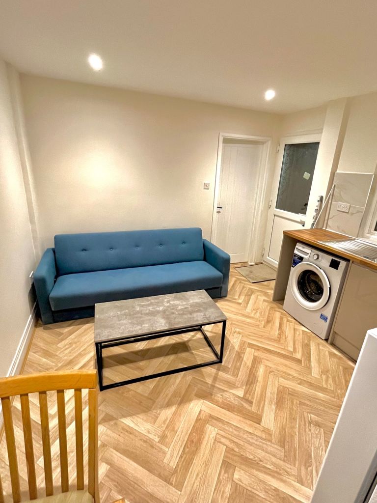Room Park Crescent Road in Greater London
