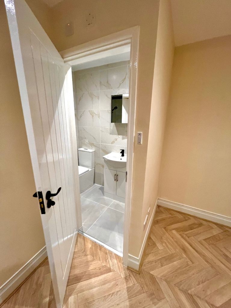 Room Park Crescent Road in Greater London