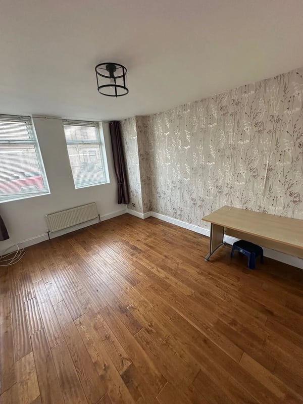 Flat Lansdowne Road in Greater London