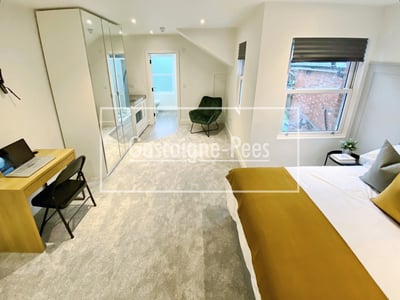 Flat Friend Avenue in Rushmoor