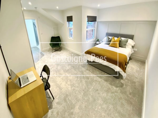 Flat Friend Avenue in Rushmoor