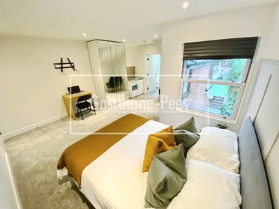 Flat Friend Avenue in Rushmoor