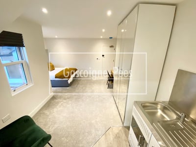 Flat Friend Avenue in Rushmoor