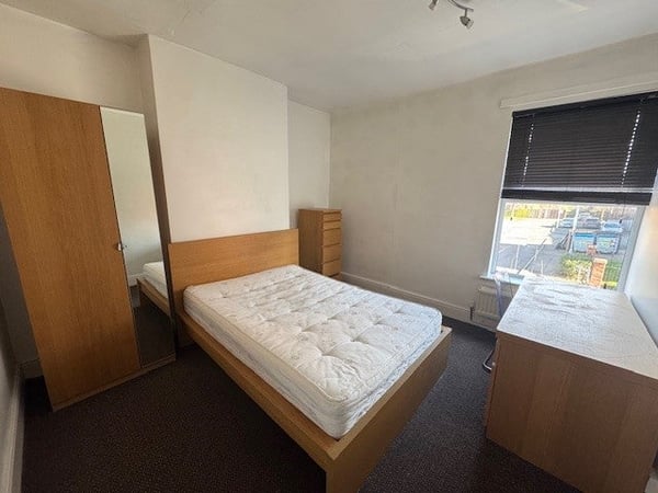 Room Junction Street in Derby