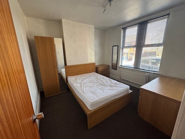 Room Junction Street in Derby