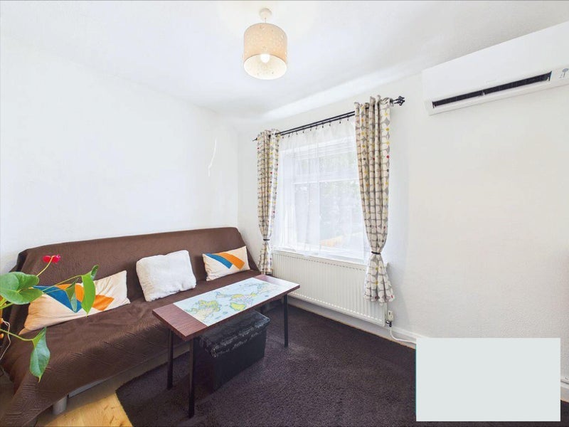 Room Hulton Avenue in Salford