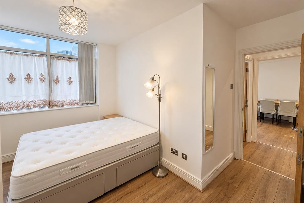 Flat Gerry Raffles Square in Greater London