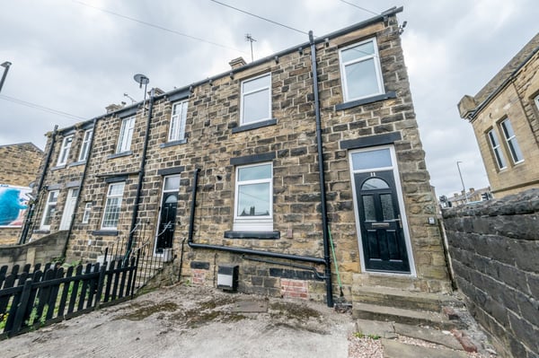 Flat Bruntcliffe Road in Leeds