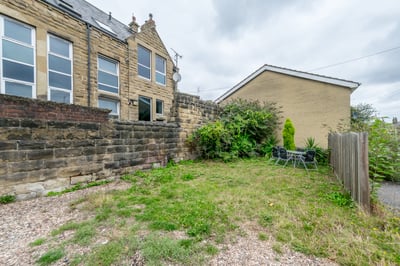 Flat Bruntcliffe Road in Leeds