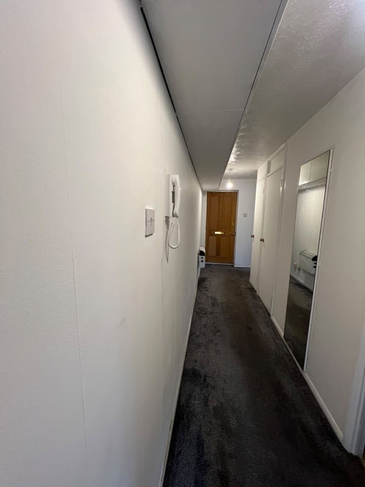 Flat Vicars Bridge Close in Greater London