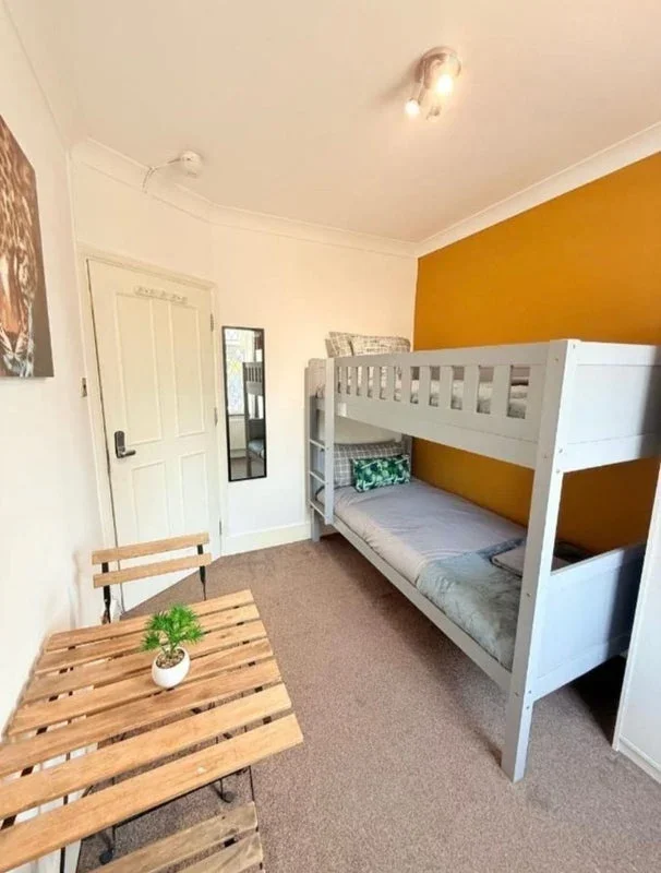 Room Manor Drive in Greater London