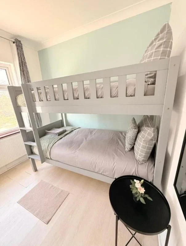 Room Manor Drive in Greater London
