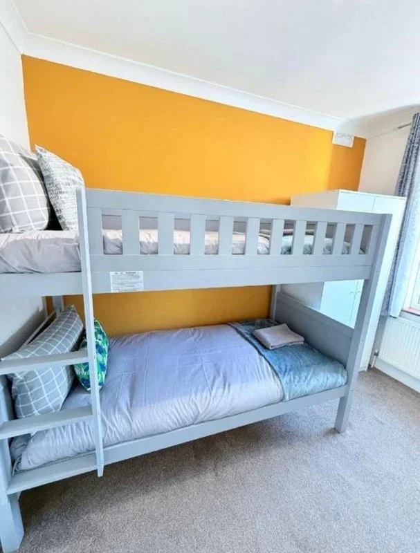 Room Manor Drive in Greater London