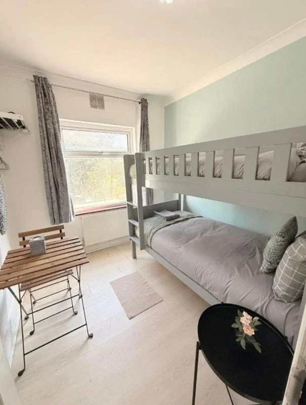 Room Manor Drive in Greater London