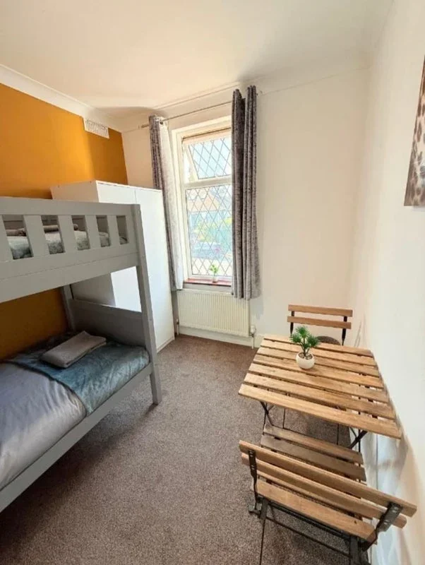 Room Manor Drive in Greater London