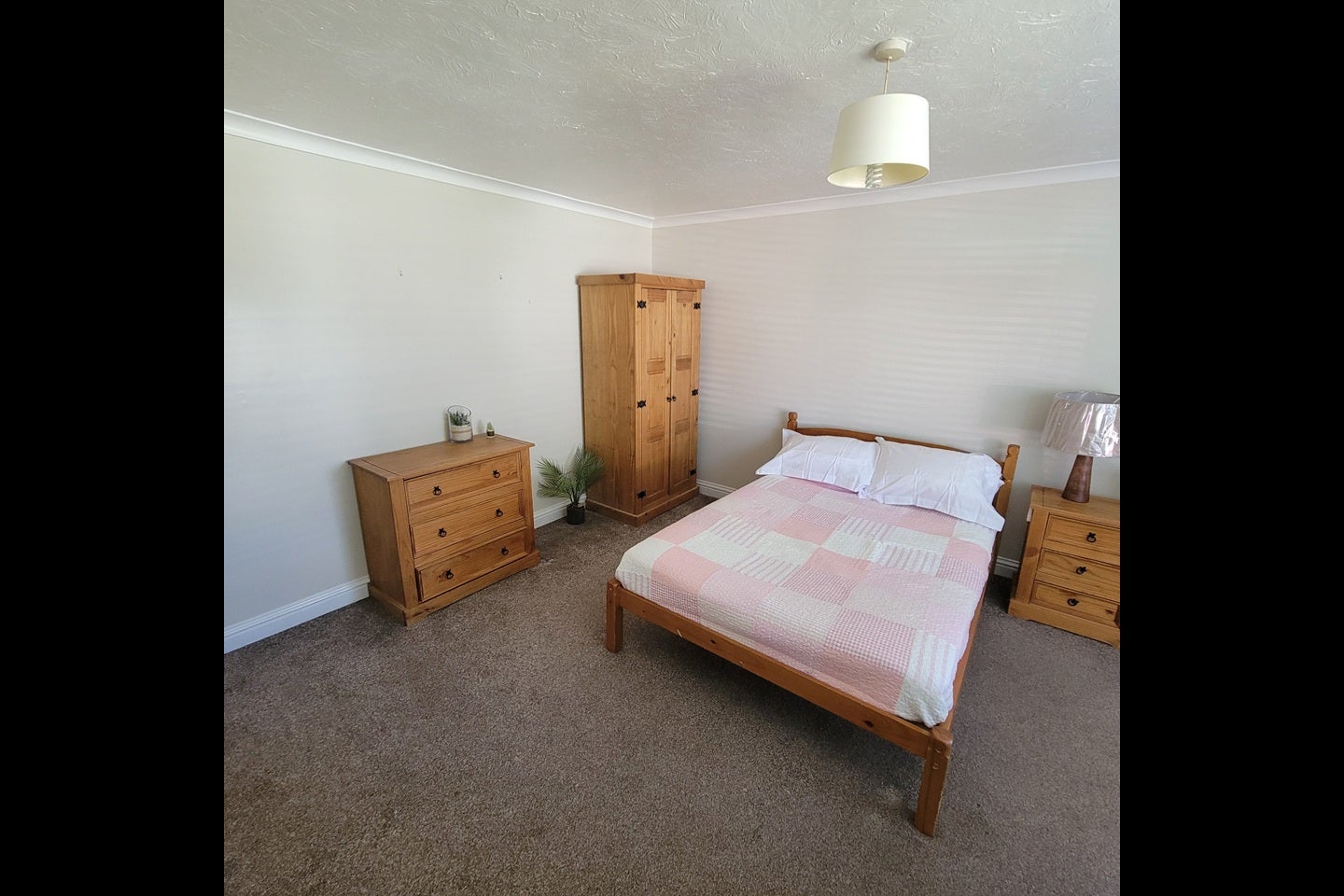 Room Cherrywood Avenue in Borough of Runnymede