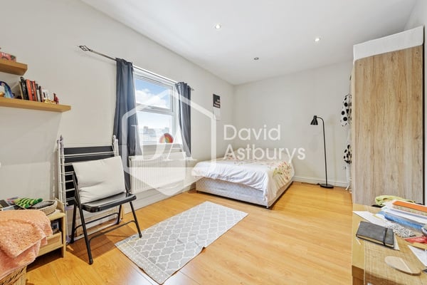 Flat Bryanstone Road in Greater London