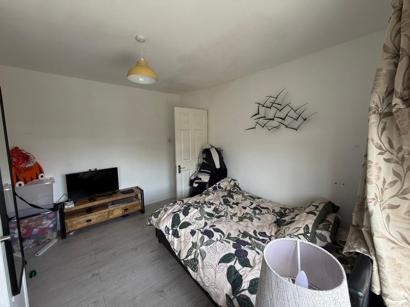 Flat Penfold Road in Greater London