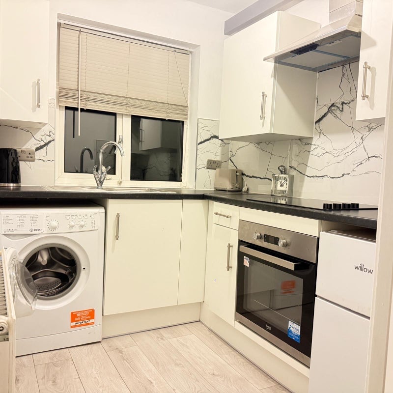 Flat Penfold Road in Greater London
