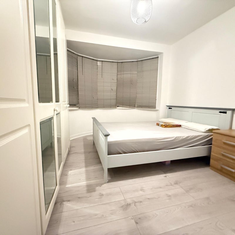 Flat Penfold Road in Greater London