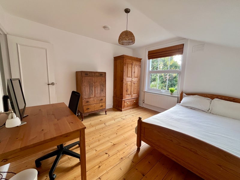 Room Killyon Road in Greater London