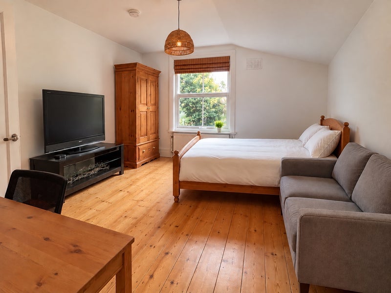 Room Killyon Road in Greater London