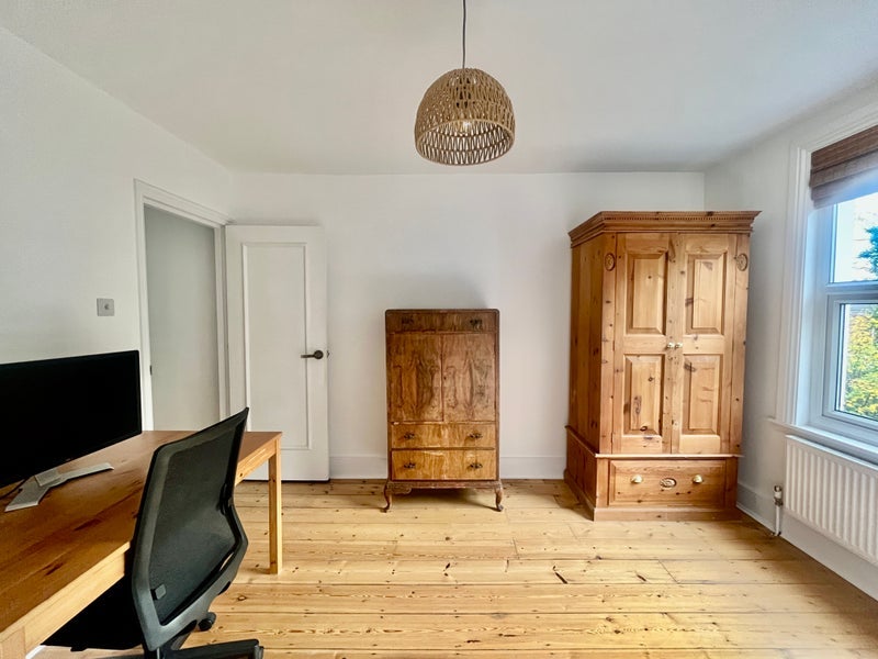 Room Killyon Road in Greater London