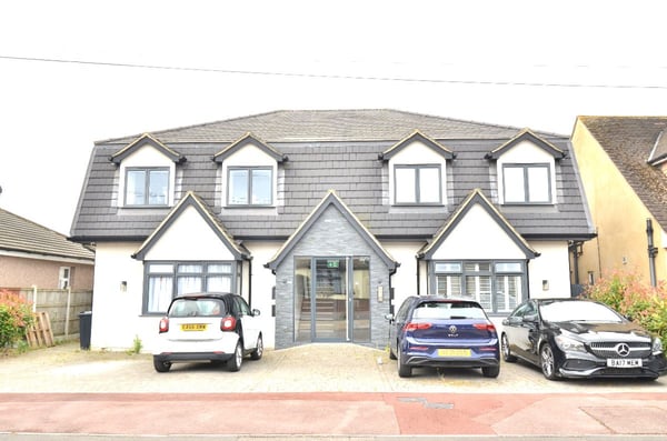 Flat Goring Road in Greater London