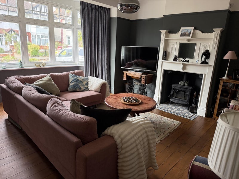 Room Seagry Road in Greater London