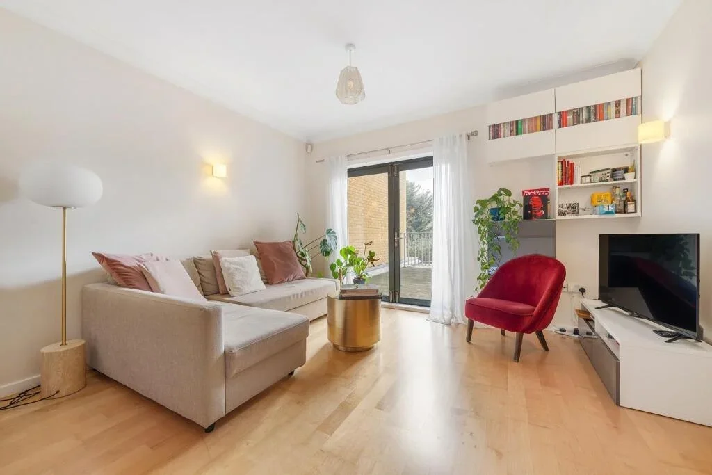 Flat Harberson Road in Greater London