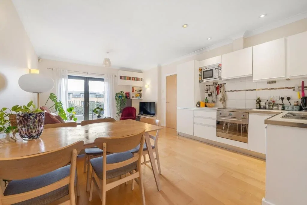 Flat Harberson Road in Greater London