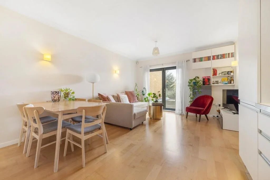 Flat Harberson Road in Greater London