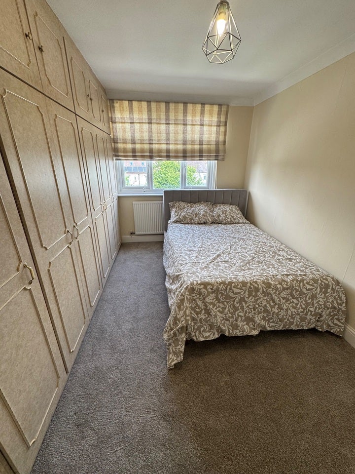 Room Fairlands Avenue in Greater London