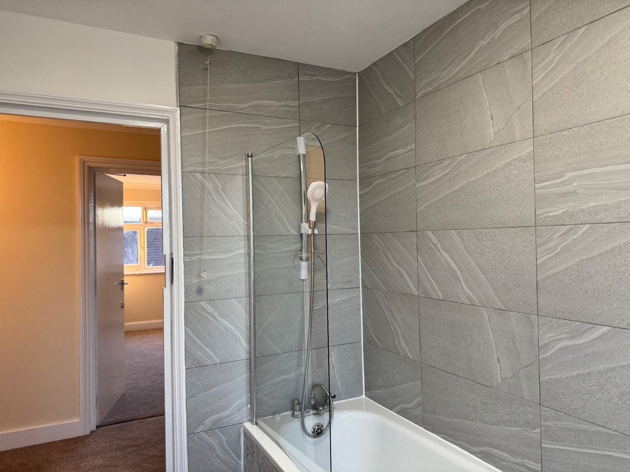 Room Fairlands Avenue in Greater London