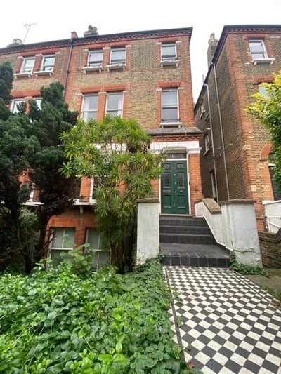 Flat Dalmeny Road in Greater London