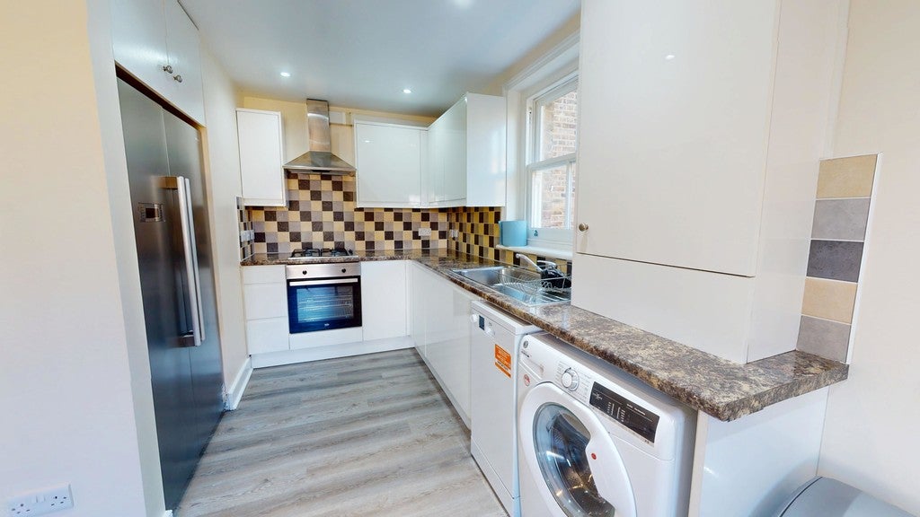 Flat Ruskin Walk in Greater London