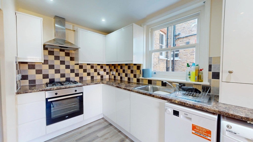 Flat Ruskin Walk in Greater London