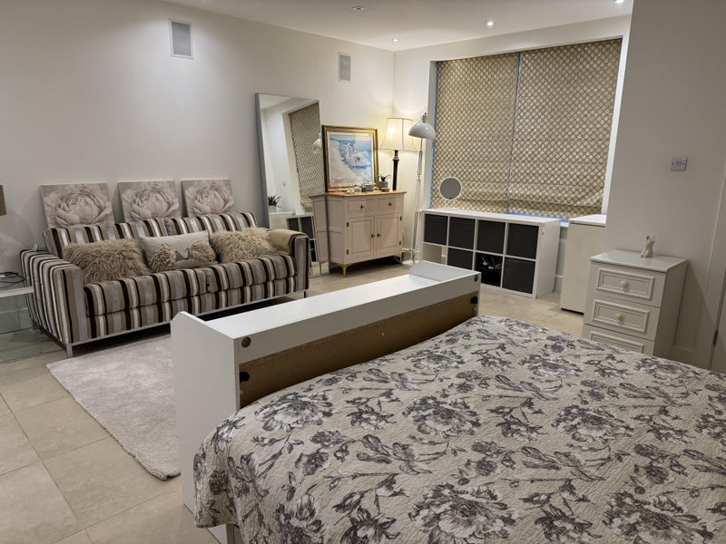 Room Airedale Avenue in Greater London