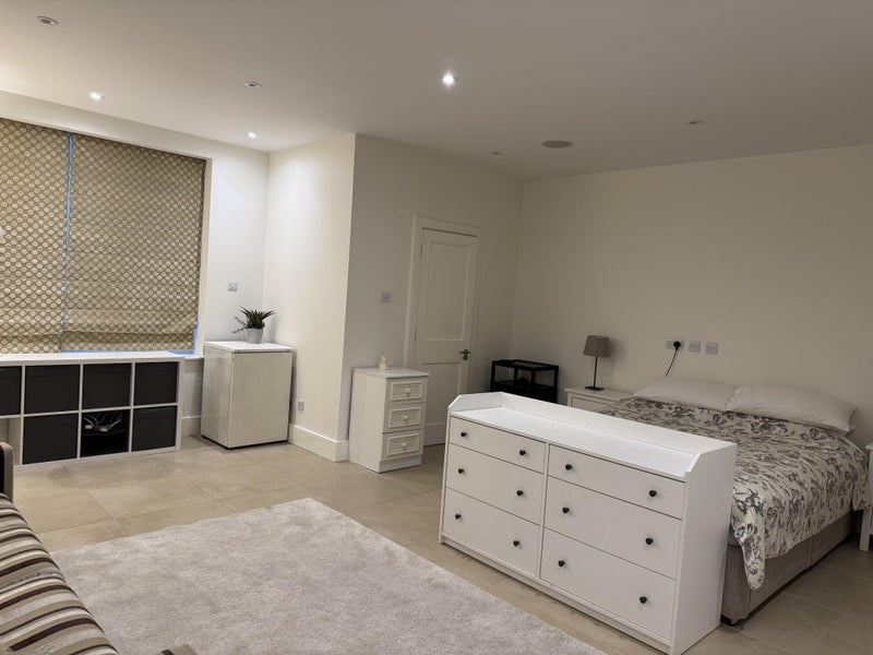 Room Airedale Avenue in Greater London