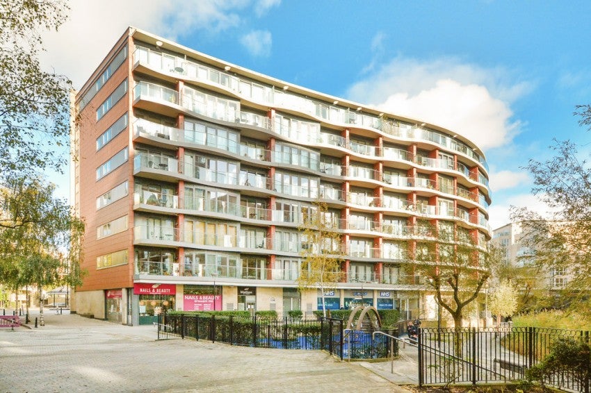 Flat Surrey Quays Road in Greater London