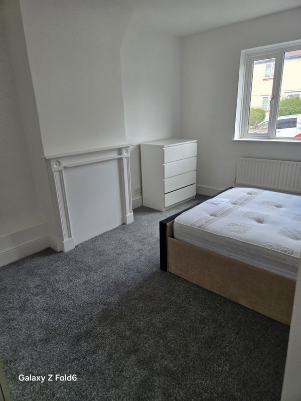 Room Mayeswood Road in Greater London