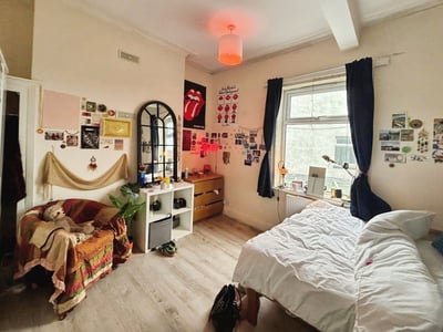 Room Slade Lane in Manchester