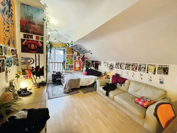 Room Slade Lane in Manchester