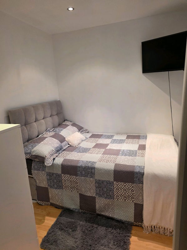 Room Graham Road in Greater London